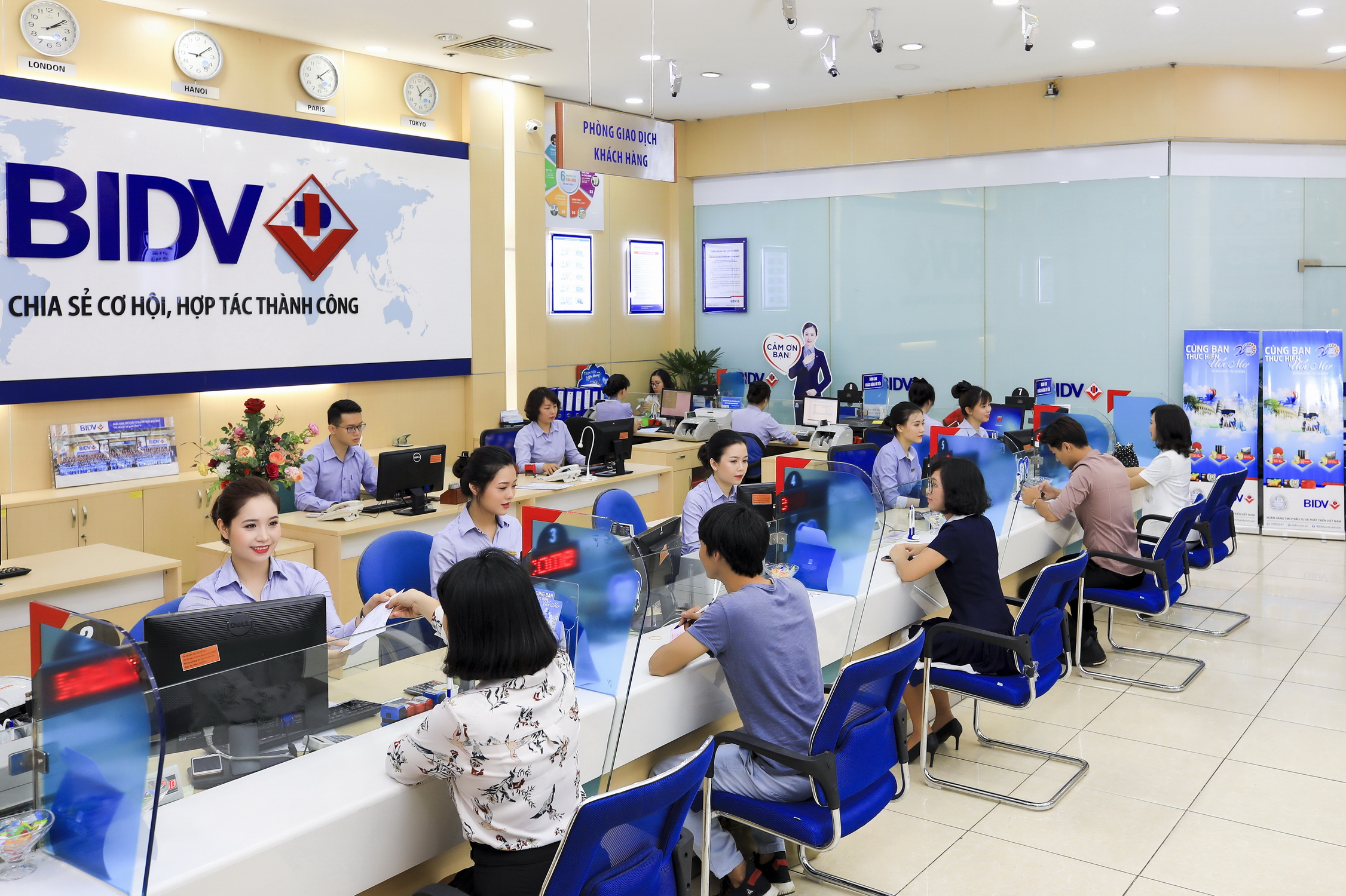 Vay vốn ngân hàng BIDV thế chấp Sổ Đỏ lãi suất ưu đãi 2022 1 Các khách hàng đang được tư vấn vay thế chấp tại ngân hàng BIDV lúc ngân hàng vẫn còn sử dụng logo cũ (Nguồn: Vietnam Plus)